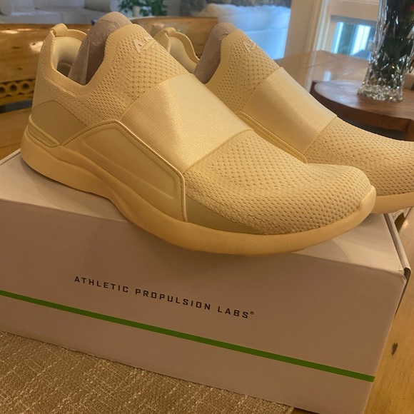 APL men’s Techloom Bliss cream athletic Sneakers NEW size 9.5 with box - Picture 1 of 12